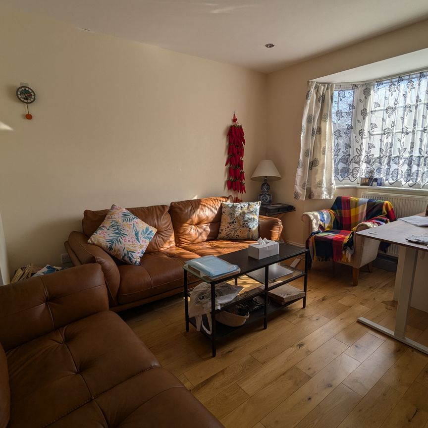 Hillcross Avenue Room 2 - Photo 1