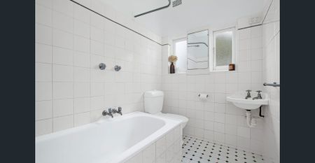 SUNNY TWO BEDROOM APARTMENT IN CONVENIENT LOCALE - Photo 4