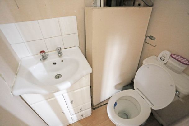 Price £2,200 pcm - Available Now - Part Furnished - Photo 1