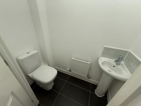 4 Bed House - Semi-Detached - Photo 2