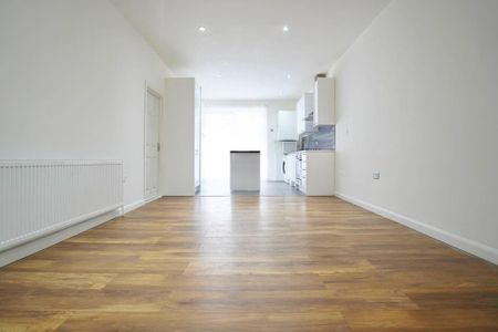 3 bedroom ground floor flat to rent - Photo 4