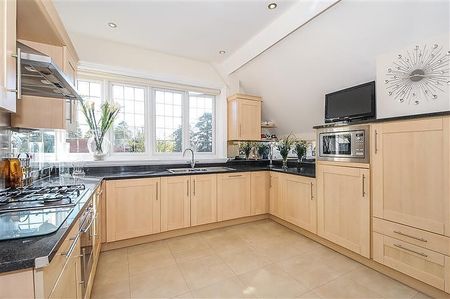 3 bedroom flat to rent - Photo 5