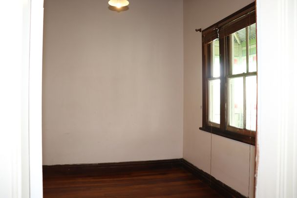 Cosy 5-Bedroom Home with lots of Character - Surrounded by Fruit Trees - Photo 1