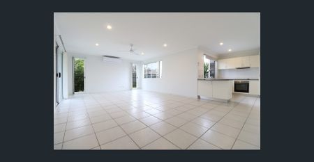 Low Set 4 Bedroom Home - So Close to the Beach! ☀️ - Photo 4