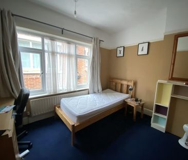 4 bedroom semi-detached house to rent - Photo 3