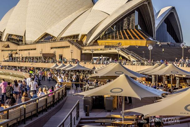 STUDIO APARTMENT IN THE POPULAR BRIDGEPORT APARTMENTS | Furnished - Photo 1