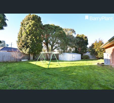 4 Jamie Close, Cranbourne, Vic 3977 - Photo 5