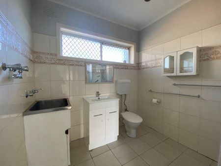 Cosy and comfortable - 2 bedroom unit in Oak Park - Photo 4