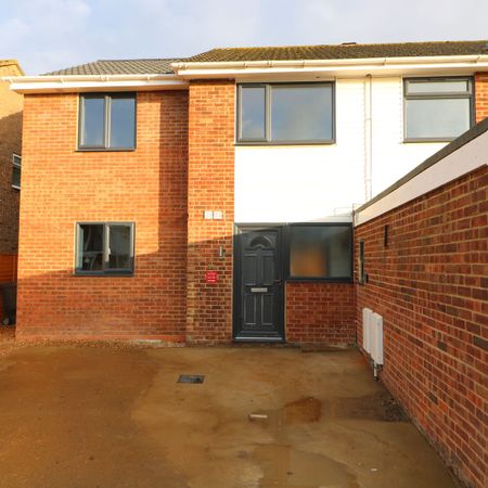 OX Living is proud to present this high-quality 7-bedroom co-living property, perfect for working professionals looking for stylish, stress-free living. Room 5 - Photo 4