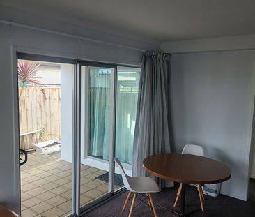 Modern, Comfortable, private, one bedroom - Photo 6