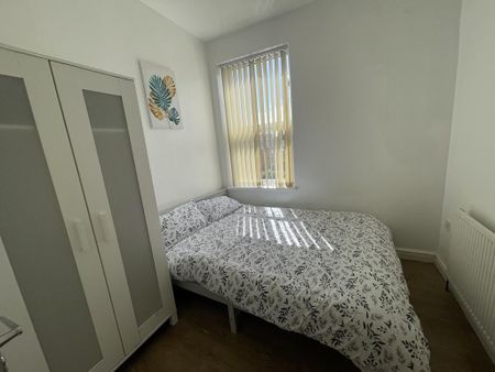 1 bedroom in a house share to rent - Photo 4