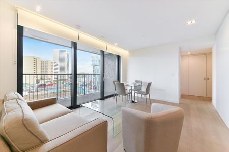 Bright two-bedroom apartment with a private balcony in the heart of King's Cross. - Photo 2