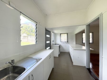 Spacious 4 Bedroom Home Featuring a Large Private Backyard - Photo 4