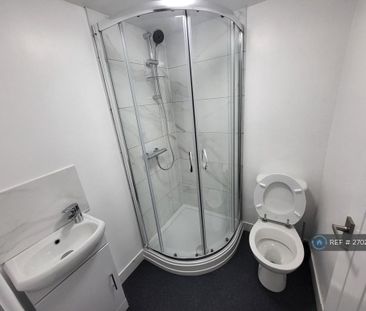 1 bedroom in a house share to rent - Photo 3