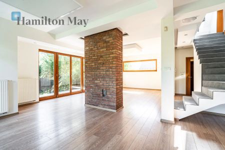 Przestronny i funkcjonalny dom w Bolechowicach z pięknym widokiem na Bramę Bolechowicką, idealny dla rodziny ceniącej komfort i bliskość natury - Photo 3