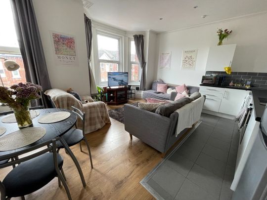 3 Bed Flat, Tennyson Road, SO17 - Photo 1