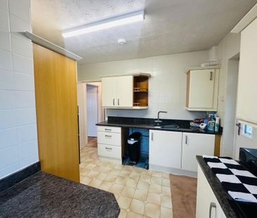 2 bedroom semi-detached bungalow to rent - Photo 2