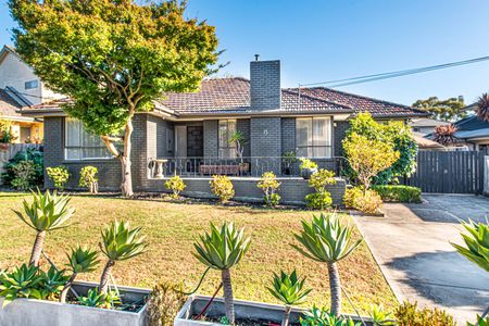 Fully Renovated Home in the Heart of Mount Waverley. - Photo 4