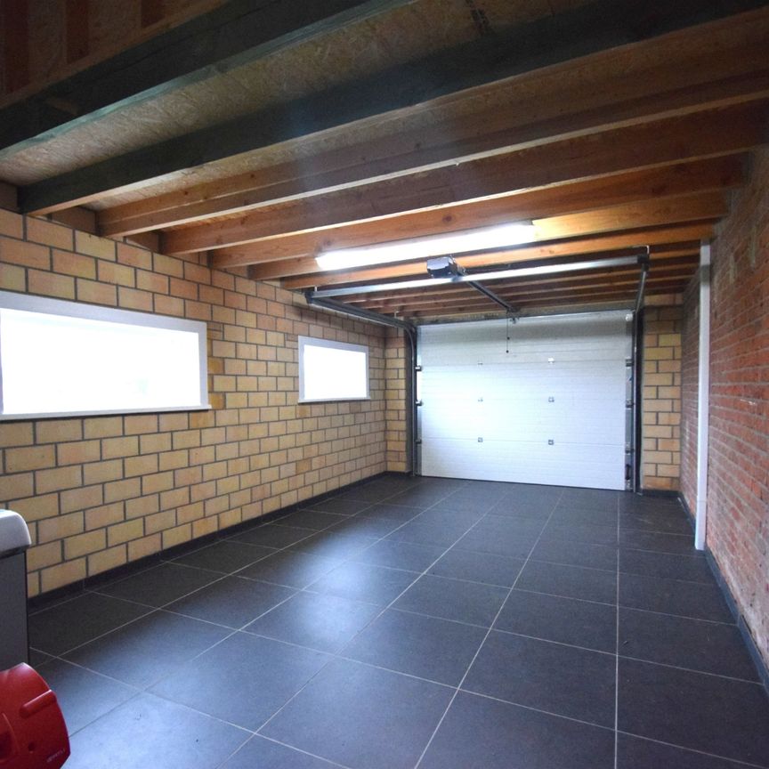 Landelijk gelegen, halfopen woning met tuin, garage en 2 slaapkamers - Photo 1