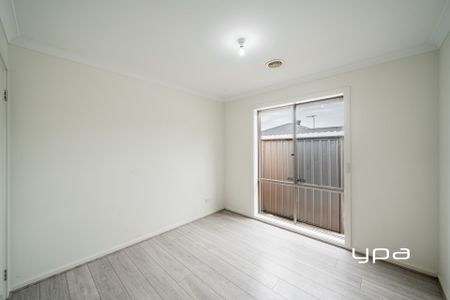 Family Living in a Prime, Nature-Filled Location - Photo 2