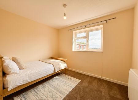 2 bed apartment to rent in Holmewood Close, Kenilworth, CV8 - Photo 3