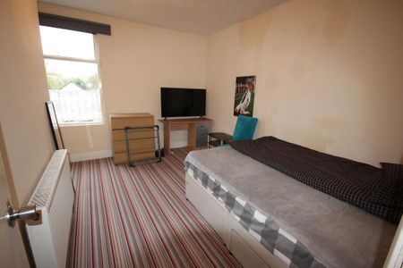 3 bedroom flat to rent - Photo 2