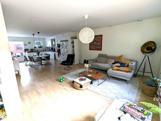 Tvärflöjtsgatan, Västra Frölunda - Photo 1