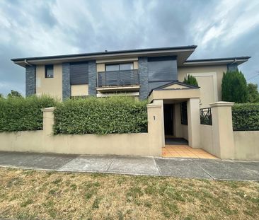 2/1 Collins Street, Essendon - Photo 2