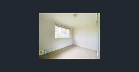 Renovated unit, Next to station and shops - Photo 3