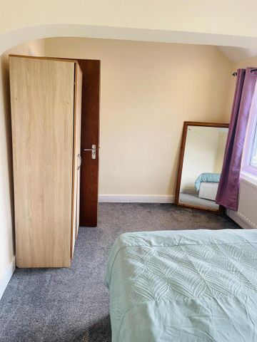 1 bedroom in a house share to rent - Photo 3