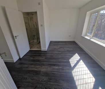 4 bedroom end of terrace house to rent - Photo 6