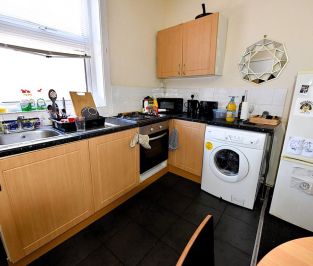 2 bedroom House in Hyde Park, Leeds - Photo 3