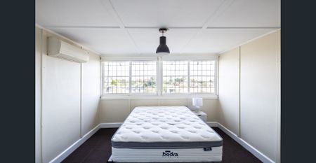 Beautiful Fully Furnished 3 Bedroom Home With Garden - Photo 3