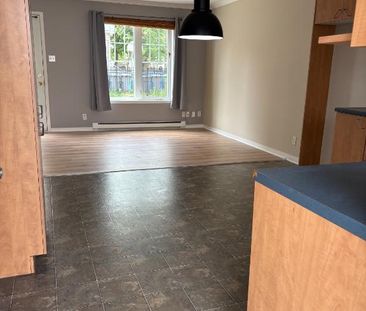 SPLENDIDE 4 1-2 MAISON DE VILLE -CENTRE VILLE JOLIETTE - DISPONIBLE - Photo 3