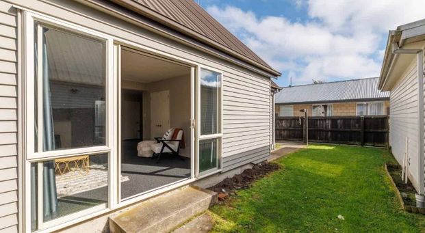 Sunny and close to CBD - Photo 1