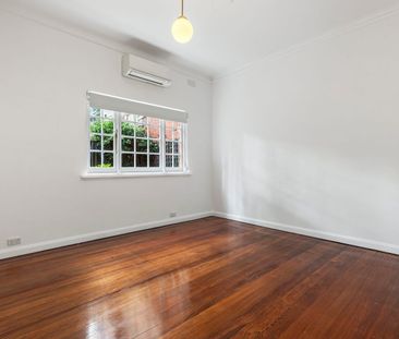 Beautifully Updated Oversized One-Bedroom with Courtyard - Photo 3