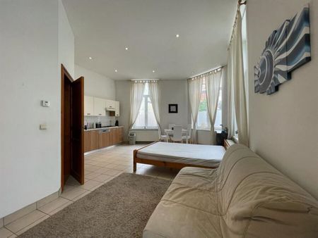 Schuman! Très Beau Studio Meublé à louer - Photo 2