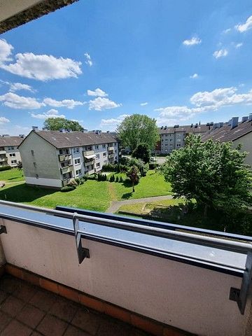 Schöne Aussicht: 2-Zimmer-Wohnung mit modernem Bad und Balkon - Foto 2