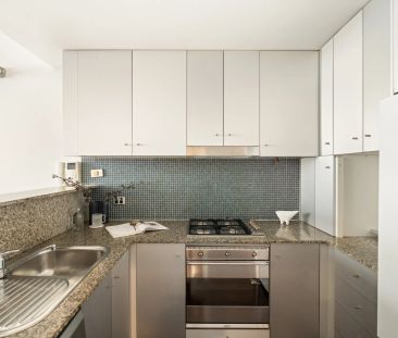 Urban oasis in chic warehouse conversion - Photo 5