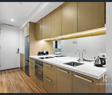 Prime CBD Edge Living: Sophisticated Studio Near Melb Uni & Hospitals - Photo 2