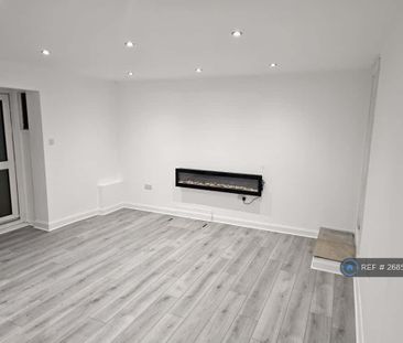 4 bedroom semi-detached house to rent - Photo 2