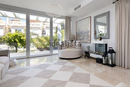 Alquiler de chalet pareado en Calle Santa Teresa de Calahonda - Photo 2