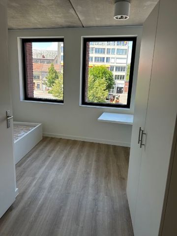 Nieuwe studentenkamer op een top locatie in centrum Kortrijk met zicht op plein. - Photo 5