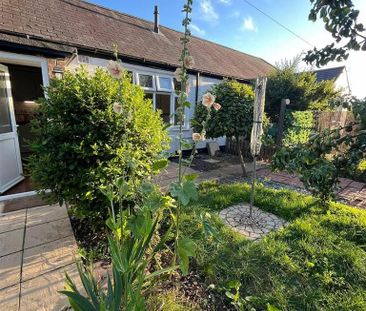 2 bedroom semi-detached bungalow to rent - Photo 4