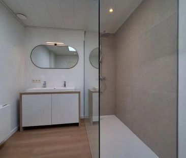 Gerenoveerde woning met 3 slaapkamers, diepe tuin en private parkee... - Foto 1