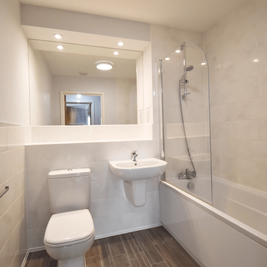 Green Lane, Shepperton, TW17 - Photo 1