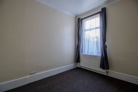 4 Bed End Terrace, Central Park Road, E6 - Photo 3