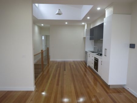 Stylish Townhouse in Perfect Location&excl; - Photo 5