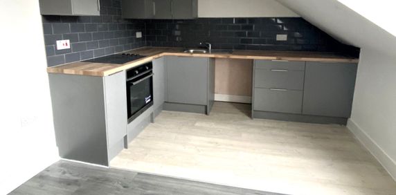 £775 PCM, One Bedroom Second Floor Flat in High Street, Barry, Vale of Glamorgan, CF62 7DT - Photo 2