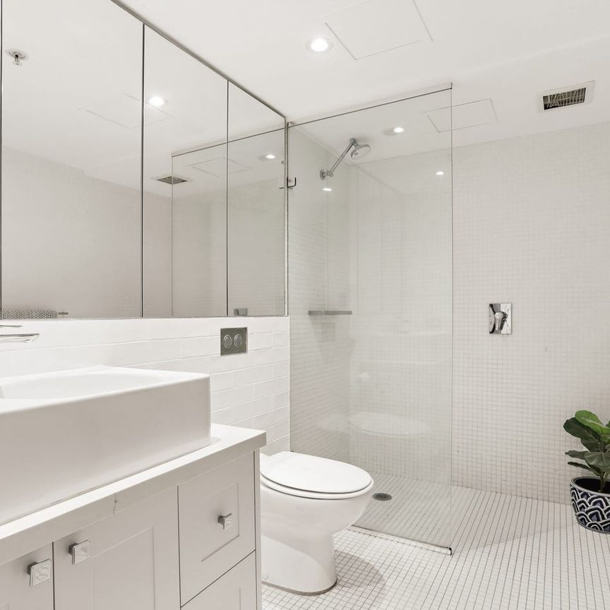 Split-Level Two Bedroom Apartment in Elizabeth Bay - Photo 1